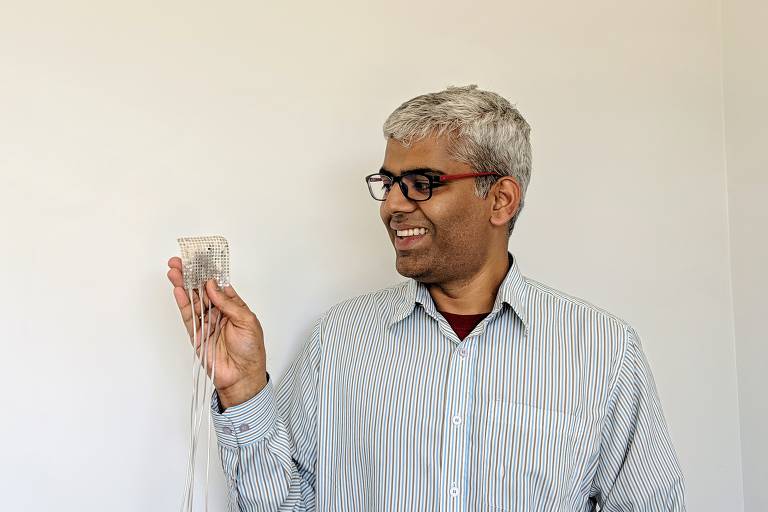 Um dos autores do estudo, Gopala Anumanchipalli, segura os eletrodos intracranianos do mesmo tipo que foi usado no estudo 