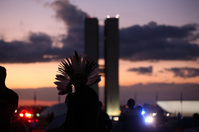 Índios de diferentes etnias e de várias partes do Brasil montam acampamento no gramado da Esplanada dos Ministérios, em frente ao Congresso Nacional. O movimento, chamado Acampamento Terra Livre, acontece todos os anos no mês de abril, em Brasília
