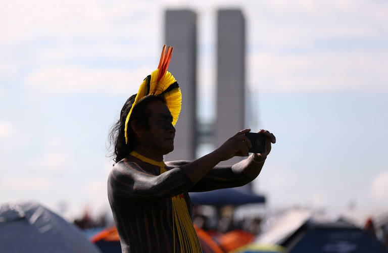 Índios de diferentes etnias e de várias partes do Brasil montam acampamento no gramado da Esplanada dos Ministérios, em frente ao Congresso Nacional. O movimento, chamado Acampamento Terra Livre, acontece todos os anos no mês de abril, em Brasília