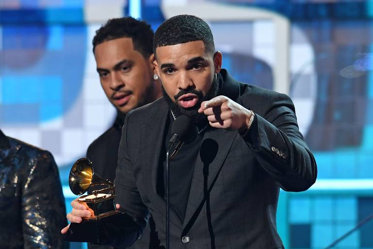 O rapper canadense Drake recebe o prêmio de Melhor Filho de Rap por "Plano de Deuses" durante o 61º Grammy Awards em Los Angeles