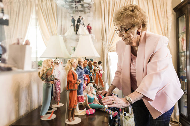 Carol Spencer, 86, reorganiza parte de sua coleção de "looks" esportivos da Barbie que ela desenhou, em casa, em Los Angeles