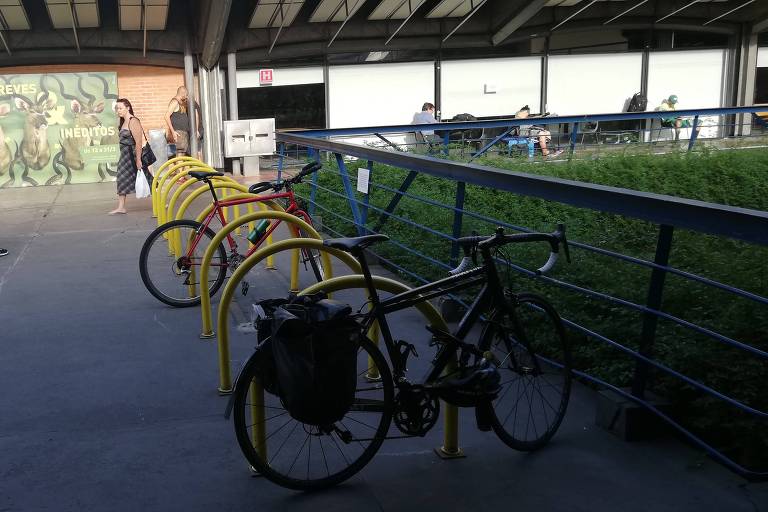 Bicicletário disponível no Sesc Pompeia tem entorta-roda mal-conservado