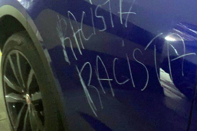 David Brazil tem carro riscado com a palavra 'racista' 