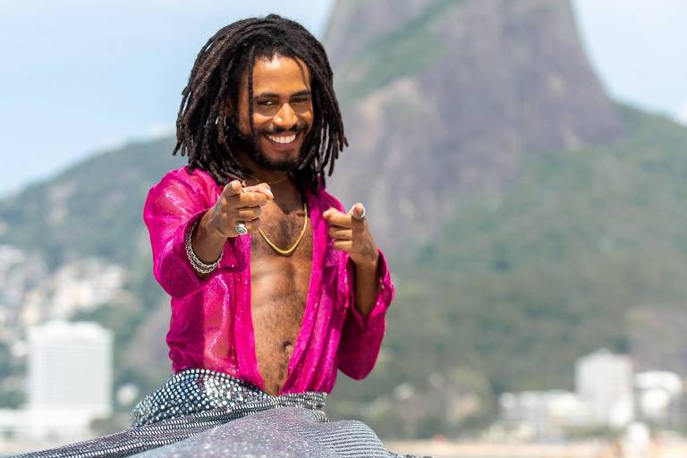 Ícaro Silva diz que 'Verão 90' mostra negro de uma forma nova na televisão brasileira: 'Um galã preto'
