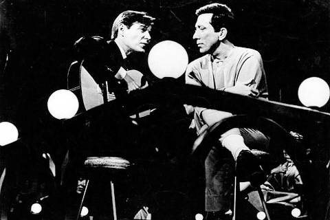 Tom Jobim e o cantor Andy Williams no programa The Andy Williams Show, em 1964; vídeo agora está no YouTube 