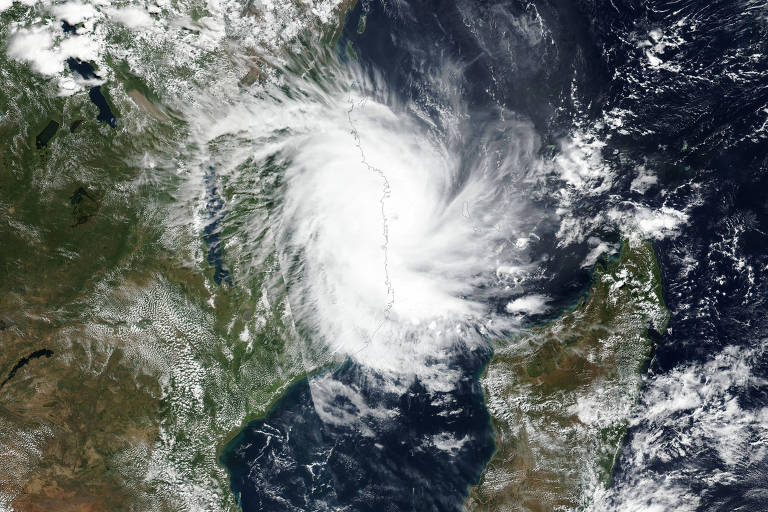 Novo ciclone atinge Moçambique um mês após catástrofe que matou mil pessoas