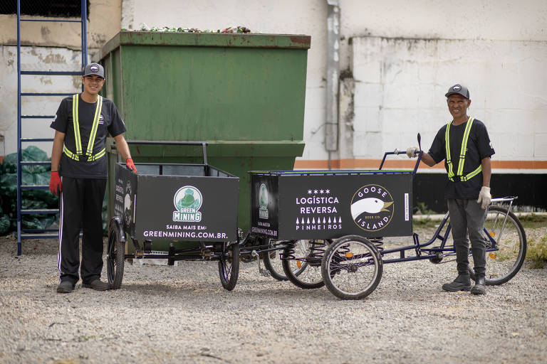 Bicicletas coletoras da Green Mining pegam garrafas de vidro em bares do bairro de Pinheiros