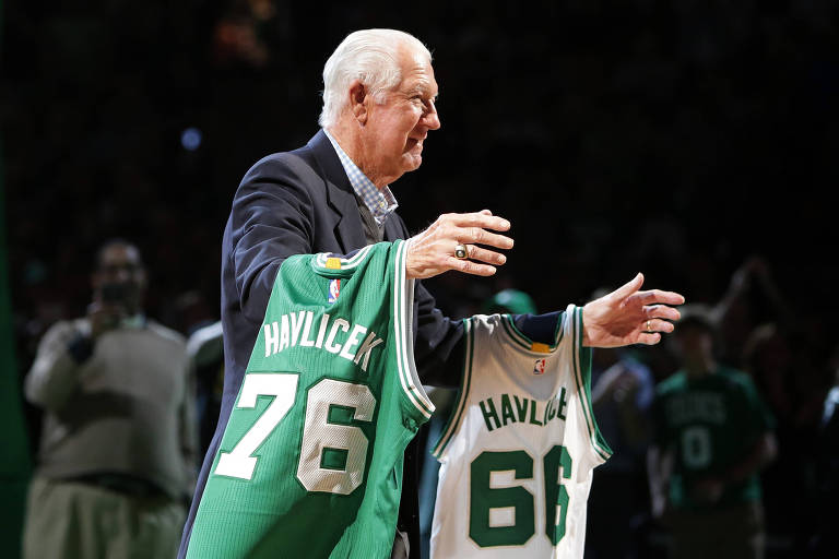 O ex-jogador John Havlicek é homenageado no intervalo do jogo do Boston Celtics contra o Miami Heats em 2016