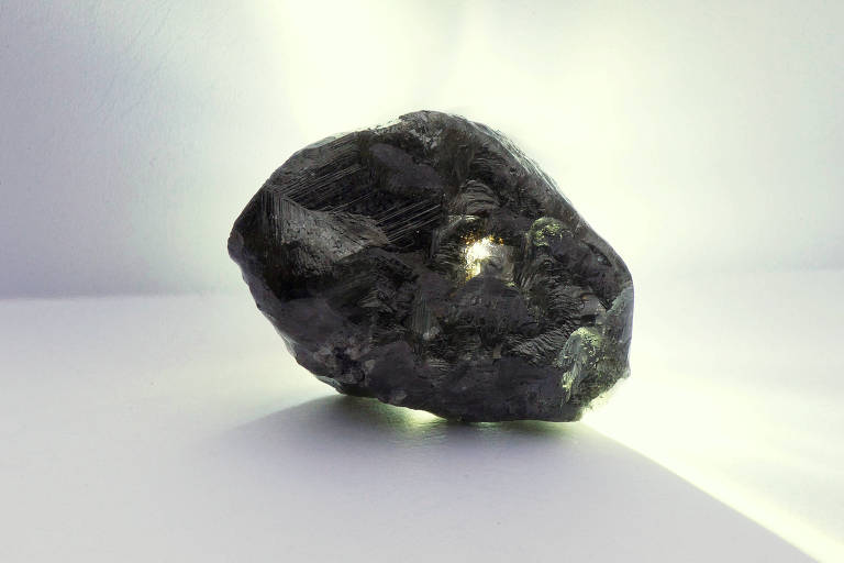 Mineradora canadense Lucara encontrou segundo maior diamante do mundo em Karowe, unidade de exploração da empresa em Botsuana, na África. O diamante aparece sobre uma mesa branca. 

