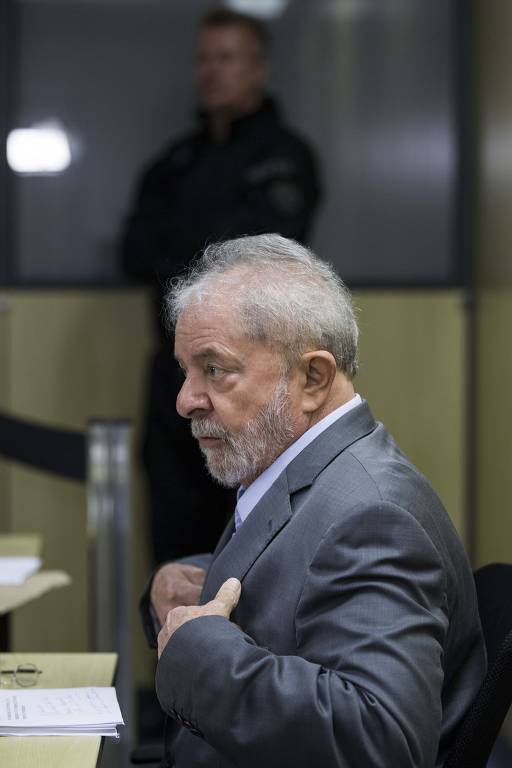 O presidente Lula concede sua primeira entrevista depois que foi preso; ele está há um ano na Superintendência da Policia Federal em Curitiba