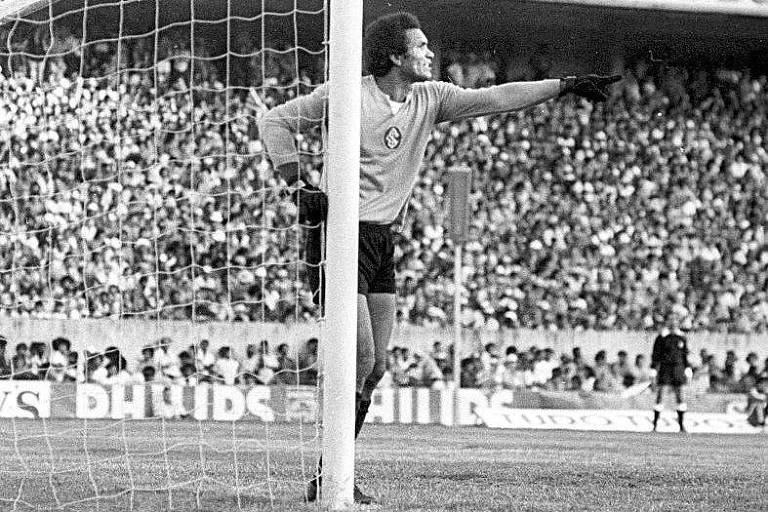 O goleiro Manga, do Internacional, na final do Brasileiro de 1975, contra o Cruzeiro