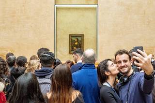 France paris louvre museum crowd front leonardo da vinci s painting mona lisa