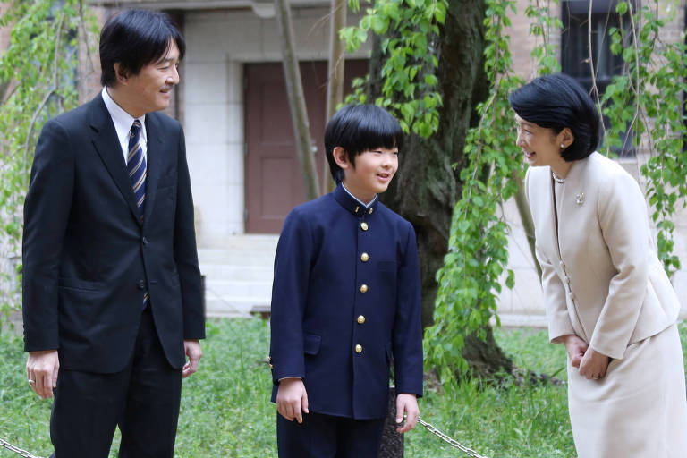 O príncipe japonês Hisahito entre os pais, o príncipe Akishino (esq.) e a princesa Kiko, em foto tirada em abril deste ano