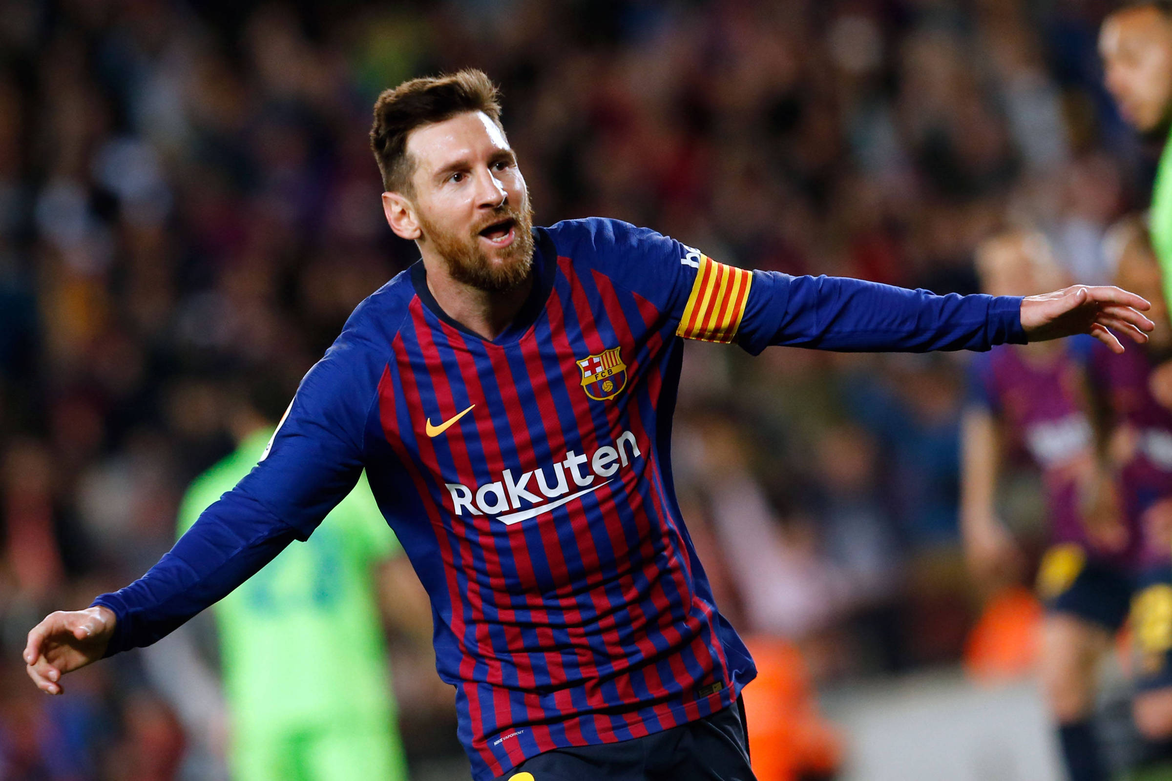 Lionel Messi marca, Barcelona vence fora e assume topo do grupo