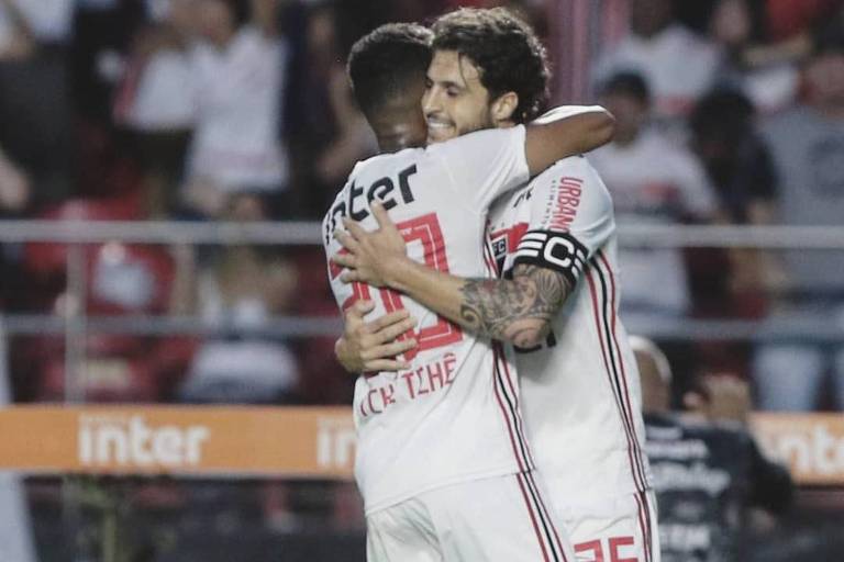 Hudson (à dir.) abraça Tchê Tchê após marcar o segundo gol são-paulino na vitória por 2 a 0 sobre o Botafogo, na estreia do Brasileirão, no Morumbi