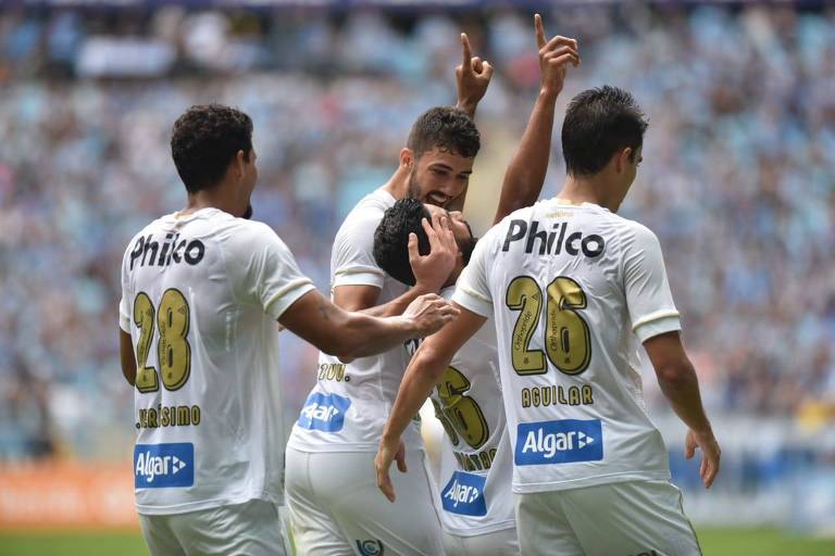 Jogadores do Santos comemoram gol em partida contra o Grêmio, pelo Brasileiro