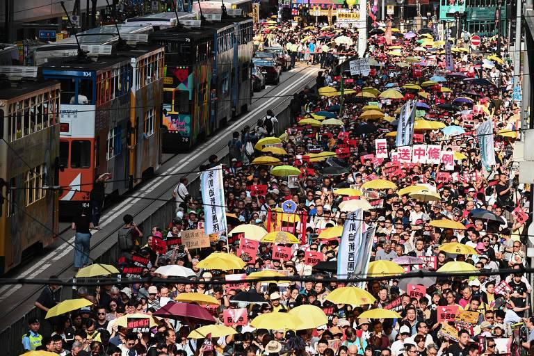 Manifestantes protestam em Hong Kong neste domingo (28)