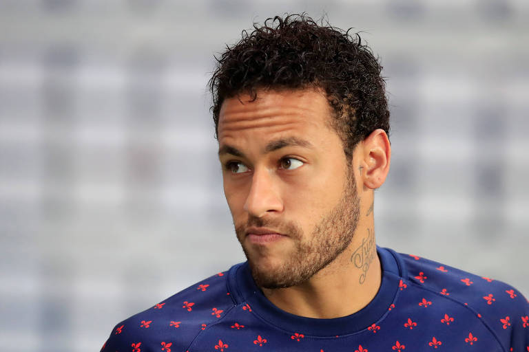 Neymar antes de jogo pelo PSG no Campeonato Francês
