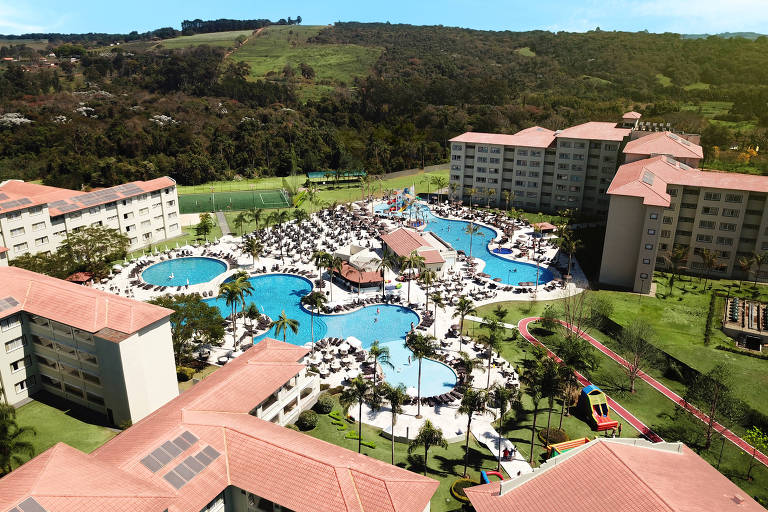 vista aérea do hotel com piscinas
