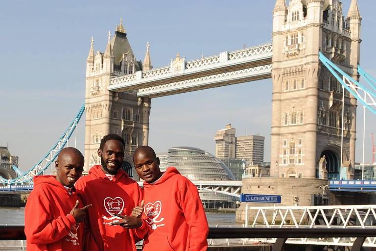 Samuel Wanjiru (esq.), Duncan Kibet (centro) e Abel Kirui pouco antes da disputa da Maratona de Londres, em 2010