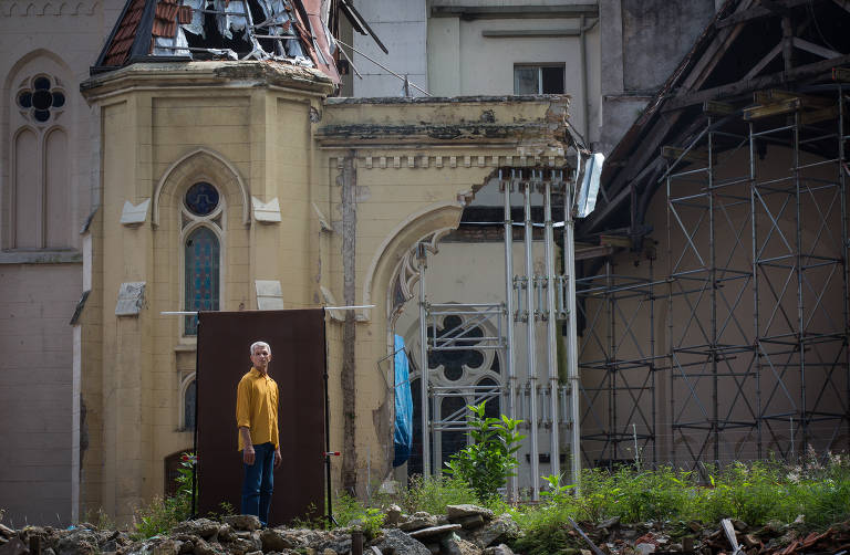 Porteiro Almir da Paixão Cardoso, 56, sobre os escombros do prédio  Wilton Paes de Almeida, no centro de SP