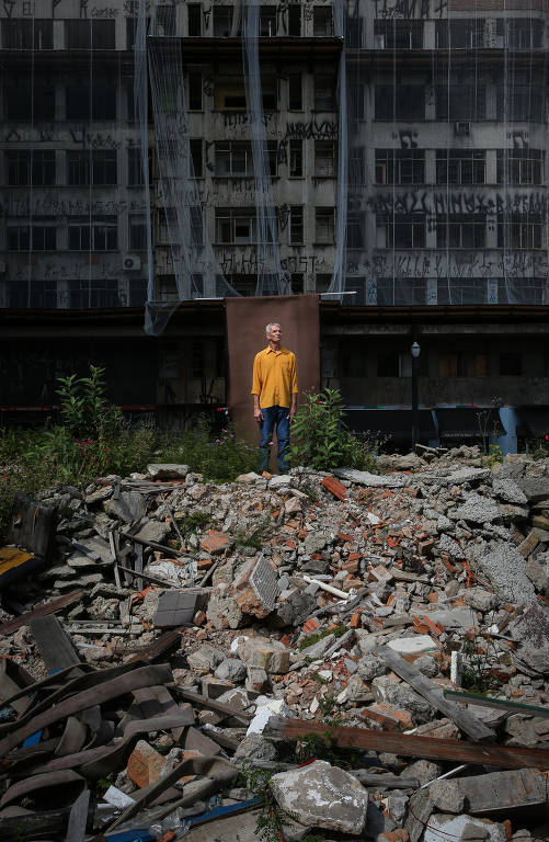Porteiro Almir da Paixão Cardoso, 56, sobre os escombros do prédio  Wilton Paes de Almeida, no centro de SP