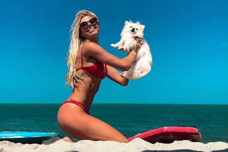 A modelo Caroline Bittencourt com sua cadela, Canjica