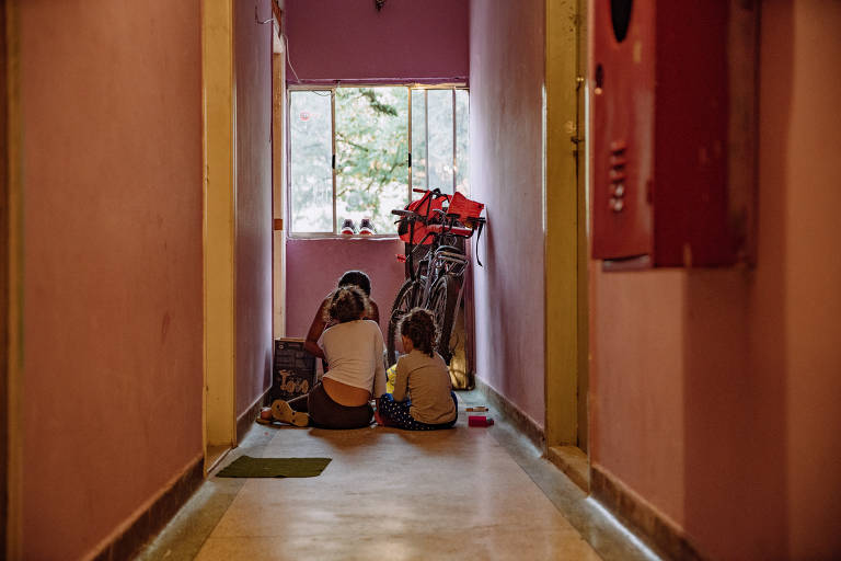 Crianças brincam em corredor da ocupação MSTC, localizada em frente ao prédio que desabou no Largo do Paissandu há 1 ano