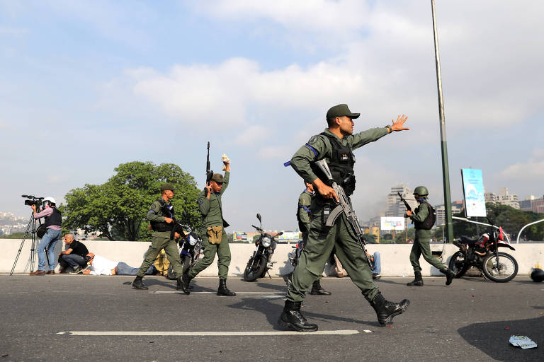 Militares pró-Guaidó em área próxima à base aérea de La Carlota