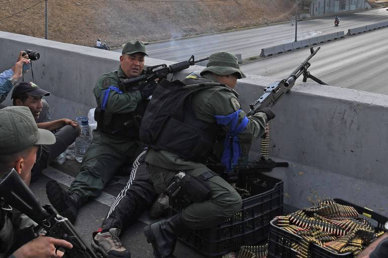Militares pró-Guaidó em área próxima à base aérea de La Carlota