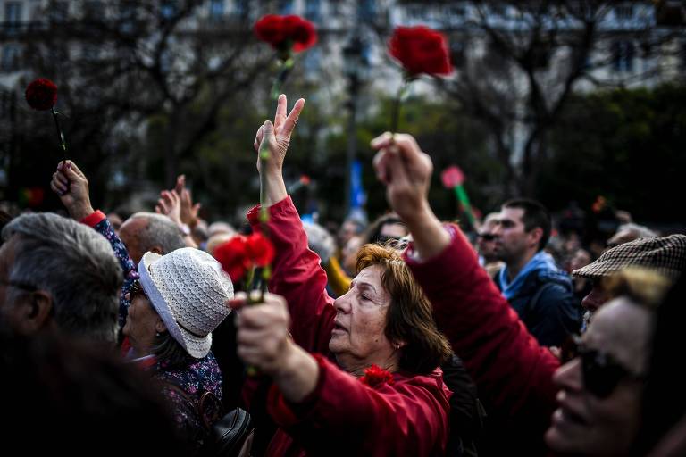 Manifestantes celebram o aniversário da Revolução dos Cravos em Lisboa