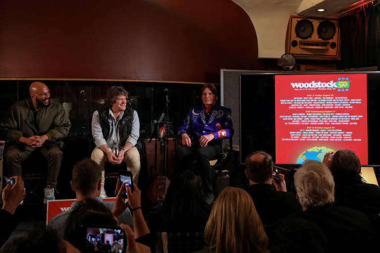 O rapper Common, o cofundador do Woodstock Michael Lang e o cantor John Fogerty no anúncio do line-up da edição de aniversário de 50 anos do festival 