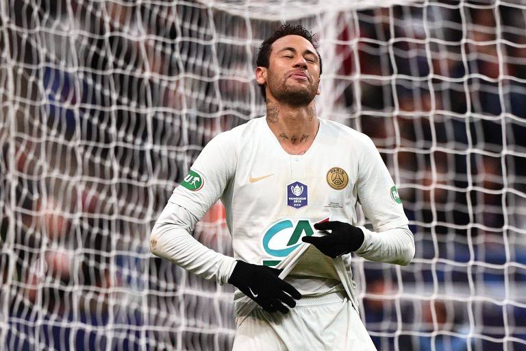 Neymar lamenta chance de gol perdida na derrota do PSG na final da Copa da França