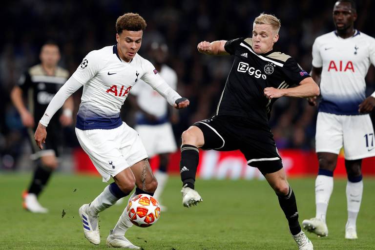 Autor do gol do Ajax, o jovem Donny van de Beek (à direita) disputa a bola com o inglêsDele Alli, do Tottenham, em jogo da semifinal da Liga dos Campeões