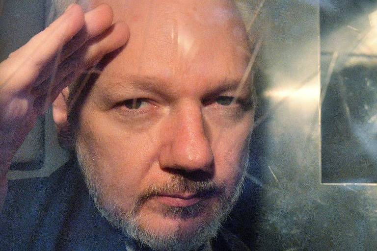 Julian Assange é condenado a 50 semanas de prisão por violar condicional
