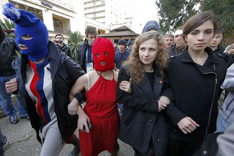 Membros da banda russa punk Pussy Riot Maria Alyokhina e Nadezhda Tolokonnikova protestam com outros dois membros do grupo mascarados durante os Jogos Olímpicos de Sochi em 2014