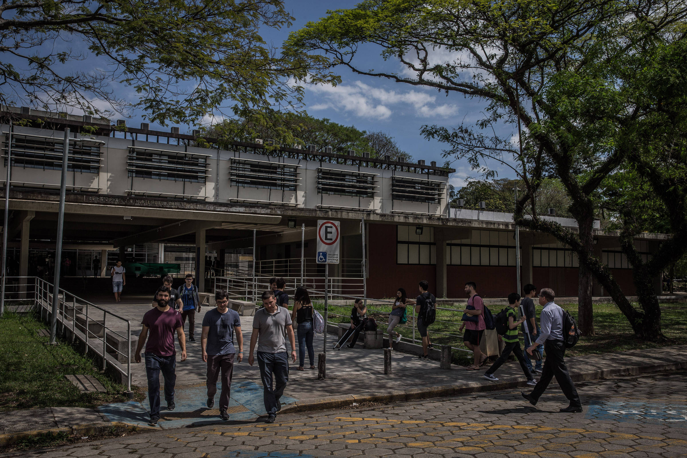 Maioria defende educação gratuita da creche à universidade, diz Datafolha