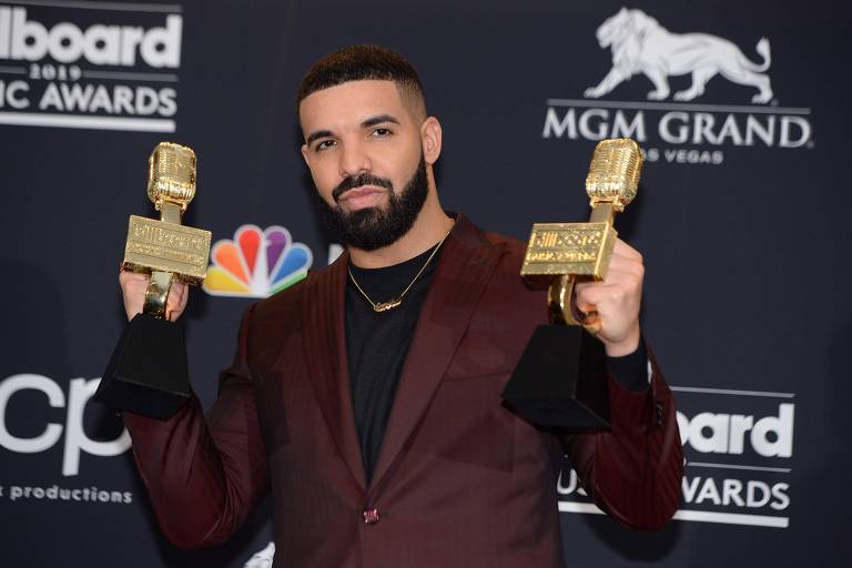 Drake posa com suas estatuetas no Billboard Music Awards