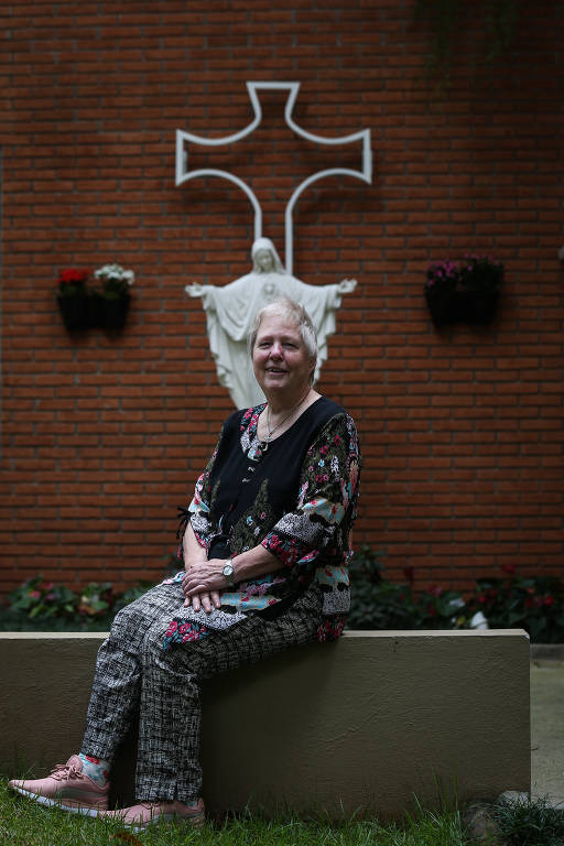 Diretora do Colégio Santa Maria, sister Diane Cundiff, diante de imagem religiosa