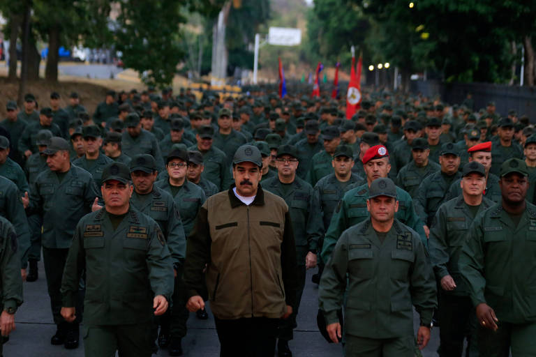 Acompanhado do ministro da Defesa, Padrino López (à esq.), Maduro marcha com militares em base de Caracas
