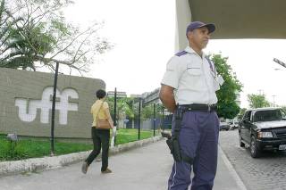 Seguranças armados na UFF em Niteroi