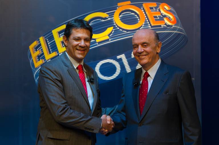 Em 2012, Serra se candidatou novamente a prefeito de São Paulo pelo PSDB, mas acabou derrotado pelo petista Fernando Haddad. Na foto, os dois se cumprimentam antes de debate na TV Globo