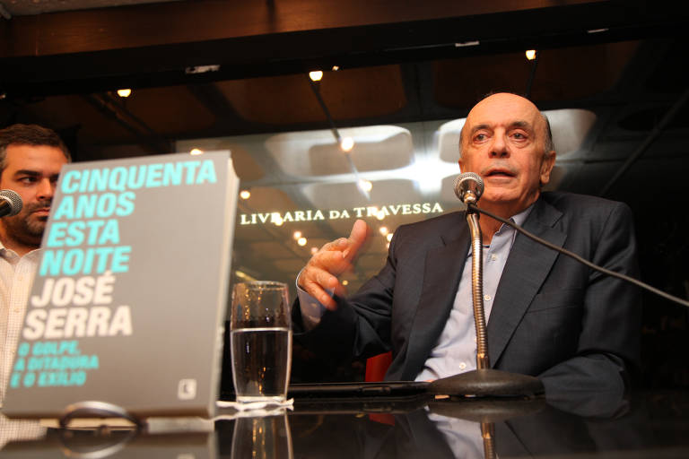 Serra lança sua autobiografia, "Cinquenta Anos Esta Noite", na Livraria Travessa do Shopping Leblon, na zona sul do Rio de Janeiro