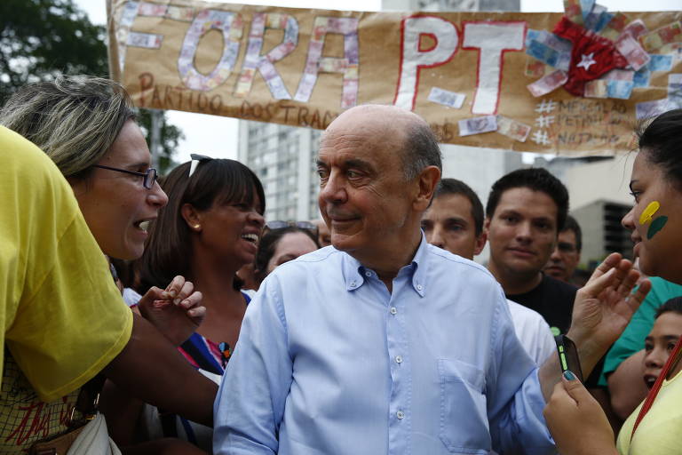 Serra participa de manifestação contra o governo e o PT, promovida por integrantes do PSDB e outras entidades a favor de impeachment e pró militarização, na Avenida Paulista