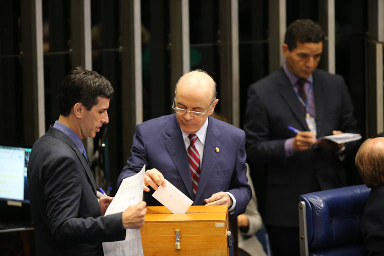 Em 2015, tomou posse como senador por São Paulo pelo PSDB. Na foto, ele aparece votando na eleição para presidente do Senado