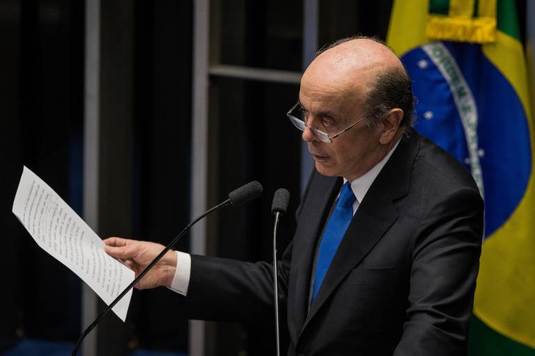O senador Jose Serra (PSDB-SP), discursa durante sessão do impeachment da presidente Dilma Rousseff, no Senado Federal. Ele foi derrotado pela petista na eleição presidencial de 2010