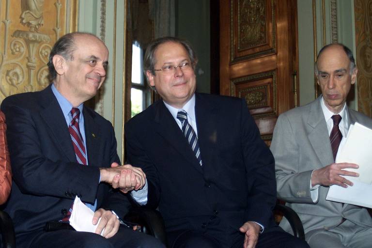 O então pré-candidato do PSDB à Prefeitura de São Paulo, José Serra (à esq.), o ainda ministro José Dirceu (Casa Civil) e o senador Marco Maciel (à direita) durante o lançamento do projeto "Memória do Movimento Estudantil", no Museu da República, no Rio de Janeiro