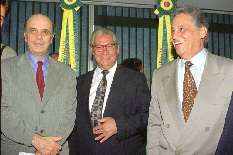 No primeiro mandato de Fernando Henrique Cardoso, José Serra exerceu o cargo de ministro do Planejamento. Na foto, ele aparece ao lado de FHC e de outro nome histórico do PSDB, o então governador de São Paulo, Mário Covas