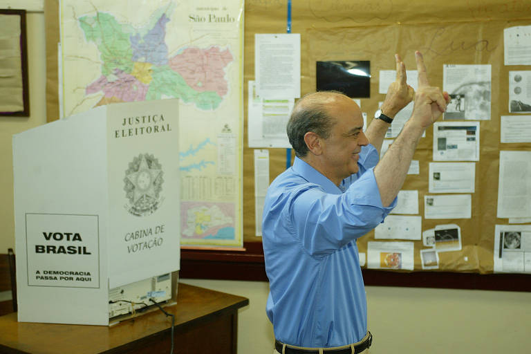 Depois das passagens como ministro nos governos de FHC, Serra se lançou candidato à Presidência pelo PSDB em 2002. Ao votar no colégio Santa Cruz em Pinheiros no segundo turno das eleições, ele sentou, votou, saiu fazendo gesto de vitória e esqueceu de confirmar o voto. A pedido do mesário, voltou para fazê-lo. Ele acabou derrotado por Luiz Inácio Lula da Silva