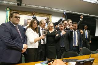 Parlamentares do PSL comemoram a aprovação do parecer de relator da reforma da Previdência